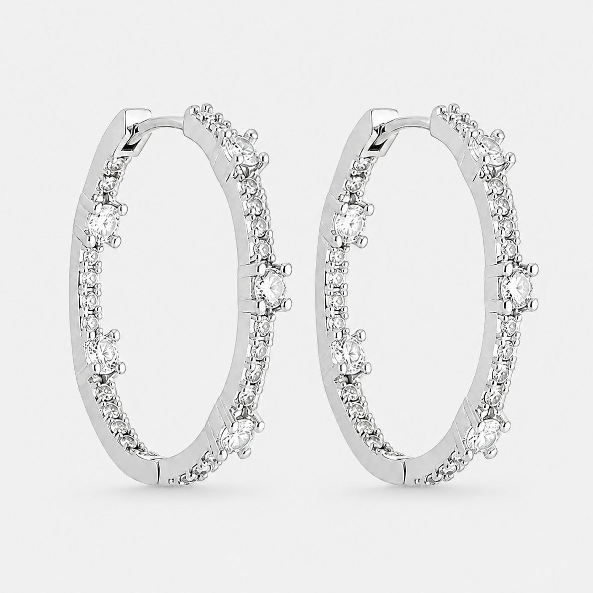 Brinco Argola Cravejada com Zircônias Cristal - Ródio