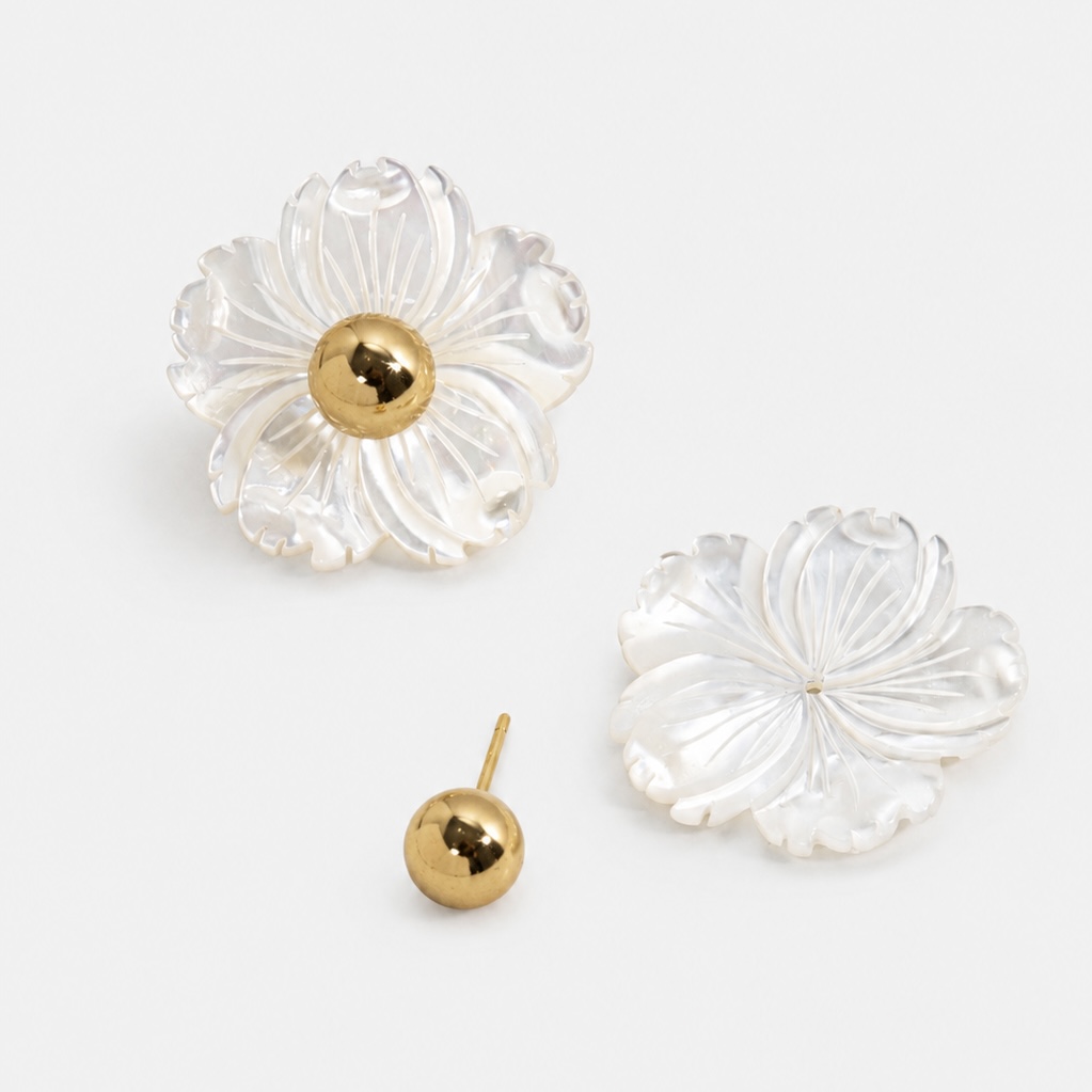 Brinco Flor Madrepérola - Ouro